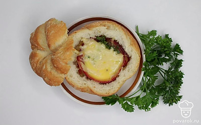 Подавайте необычные бутерброды на небольших тарелочках, украсив свежей зеленью для яркости и вкуса.