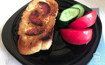 Выложите бутерброды на блюдо. Украсьте зеленью и овощами. Подайте чай или кофе.