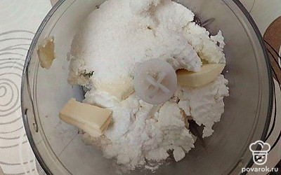 Приготовьте начинку для блинов, смешав творог, кокосовую стружку, сливочное масло и сироп стевии.