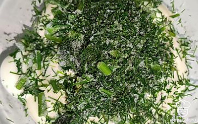 В майонез добавляем мелко нарезанный укроп.