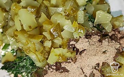 Мелко нарезаем огурчик и добавляем к майонезу. А также добавляем черный молотый перец.