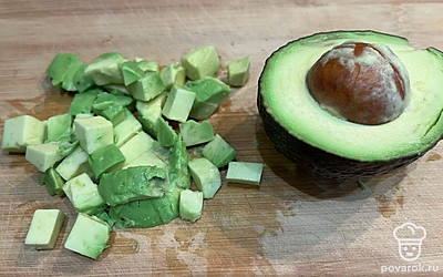 Нарежьте авокадо кубиками.