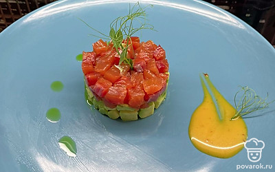 Перед подачей на стол украсьте блюдо микрозеленью и укропным маслом. Соус манго чайной ложкой смахните в сторону для получения красивой капли. Приятного аппетита!