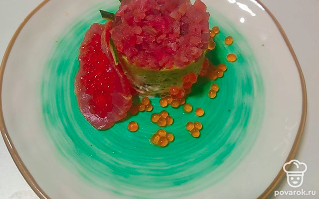 Тартар из тунца с красной икрой, авокадо, огурцом и майонезом — Рецепт с фото