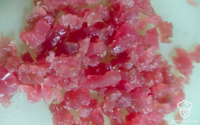 Тунец нарежьте мелким кубиком.