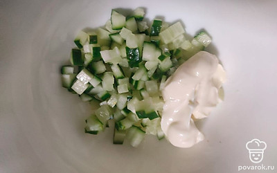 Свежий огурец нарежьте мелким кубиком.