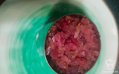 На авокадо положите рубленый тунец, уберите кольцо, украсьте икрой.