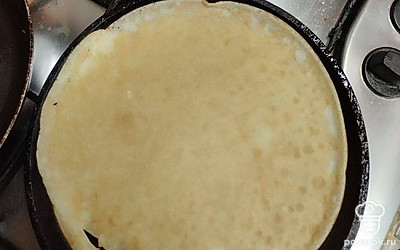 Блинчики выпекайте на сильно разогретой сковороде.