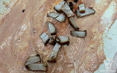 Смазать майонезом и кетчупом, выложить обжаренную курицу.