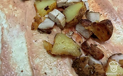 Добавить нарезанную картошку, также заранее ее обжарить.