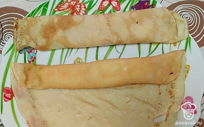 Выкладывайте на один край готового блина творожно-кокосовую начинку и сворачивайте рулетом.