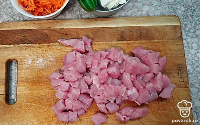 Филе индейки нарезать небольшими кусочками.