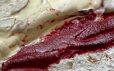 На лаваш выложить соус и пасту.