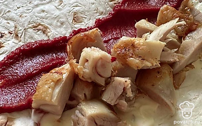 Нарезать курочку и выложить сверху.