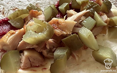 Нарезать соленый огурец и добавить к остальной начинке. Свернуть в рулет, обжарить 3 минуты на сковороде-гриль.