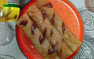 Перед подачей украсьте блинчики карамельным соусом и присыпьте кокосовой стружкой. Приятного аппетита!