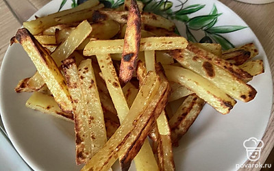 Картошку режем на бруски и жарим до готовности.