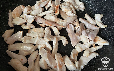 Курицу тоже нарезаем небольшими кусочками и обжариваем до готовности.