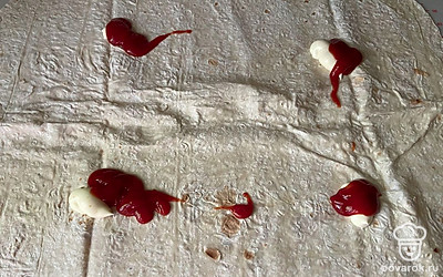 Лист лаваша смазываем майонезом и кетчупом (по желанию можно добавить немного горчицы).