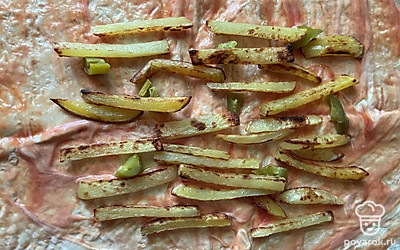 Далее выкладываем картошечку фри.