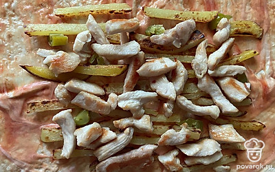 Сверху кладем курочку.