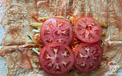 Закрываем все свежей помидоркой.