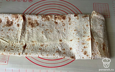 Сворачиваем нашу шаурму, подгибая все края и формируя конверт.