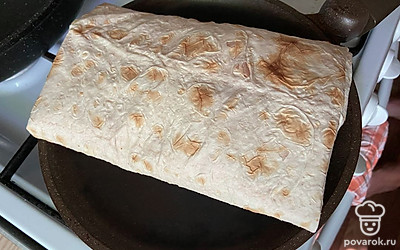 Обжариваем на раскаленной сковороде с двух сторон до румяной корочки.