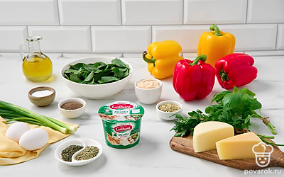 Вымойте шпинат, зеленый лук, базилик, петрушку и болгарский перец. Разрежьте перцы пополам, но уберите только семена и белые перегородки, а зеленую плодоножку не трогайте — она нужна для того, чтобы начинка не вытекла при запекании.