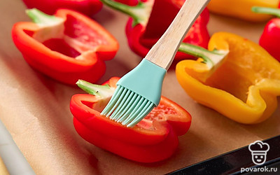 Разогрейте духовку до 200°C. Застелите противень пергаментом. Выложите разрезанные перцы на противень срезом вверх и смажьте при помощи силиконовой кисточки 1 ст.л. оливкового масла. Отправьте в духовку примерно на 15 минут, пока перцы не станут мягкими.