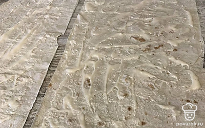 Лаваш разрежьте, смажьте майонезом.