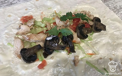 Добавьте жареные грибы и кинзу.