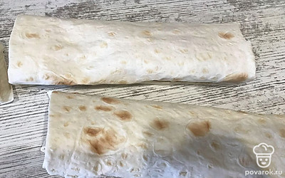 Сверните лаваш.