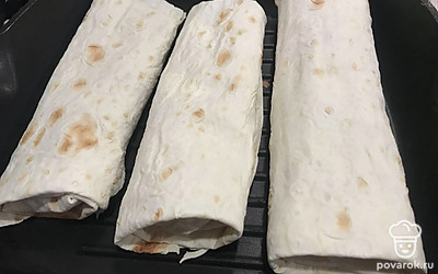 Со всех сторон обжарьте на сковороде.