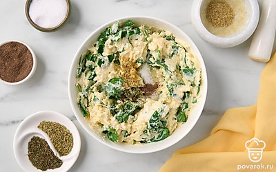 Растолките в ступке семена фенхеля и всыпьте в сырную массу. Добавьте туда же все специи: сушеный розмарин, тимьян, соль и перец.