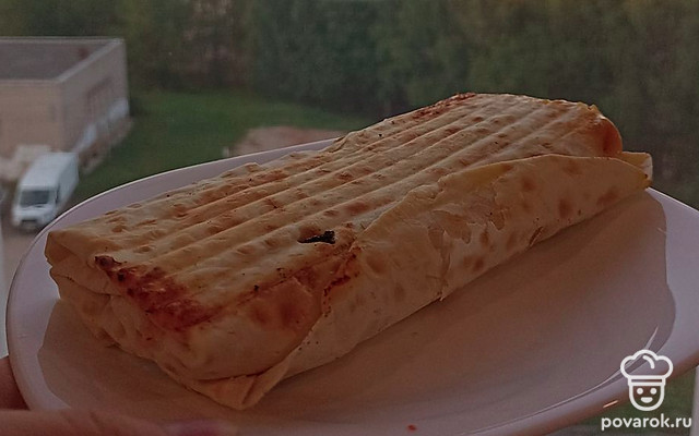 Шаурма в лаваше с курицей, корейской морковкой и свежей зеленью — Рецепт с фото