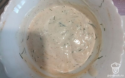 Делаем соус: смешиваем майонез, сметану, зелень, чеснок, специи.