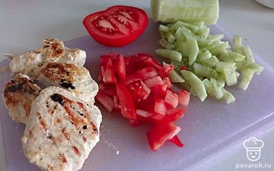 Нарезаем овощи. Курицу заранее жарим и режем на кусочки. 