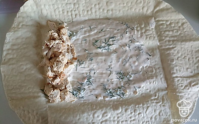 Лаваш смазываем соусом, кладем курицу, овощи, еще соус. 