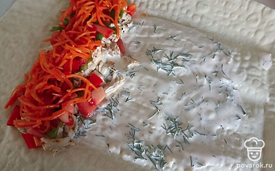 Добавляем корейскую морковку и заворачиваем лаваш.