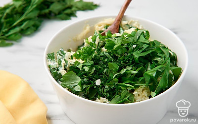 Измельчите зеленый лук, базилик и петрушку. Всыпьте в начинку и перемешайте.