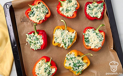 Разложите начинку по половинкам болгарского перца, хорошенько утрамбовывая ложкой.