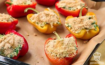 Смешайте панировочные сухари с 1 ст.л. оливкового масла. Распределите эту смесь ровным слоем по фаршированным перцам. Установите температуру в духовке на 170°C. Запекайте перцы примерно 30 минут до появления золотистой корочки.