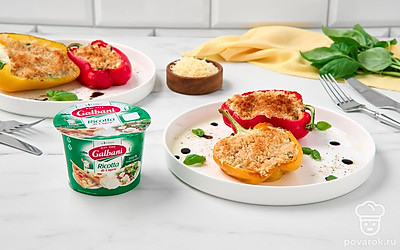 Подавайте запеченные фаршированные перцы с козьей рикоттой, сбрызнув их растительным маслом и украсив микрозеленью и бальзамическим соусом.