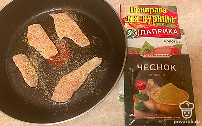 Затем посыпьте мясо приправами и уложите в сковороду. Поджарьте на среднем огне в течение 15 минут с двух сторон.