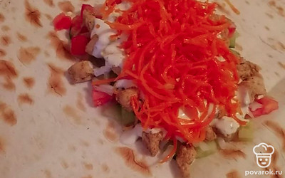 Порежьте лаваш на три части. Выложите в середину часть продуктов. Сверните квадрат.