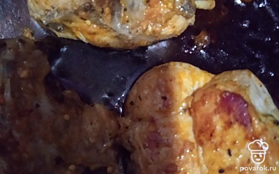 Курицу обвалять в специях и обжарить. 