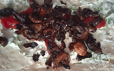 Смешать майонез, сметану, измельченный чеснок. На лаваш намазать соус, добавить кетчуп, сверху выложить обжаренные грибы. 