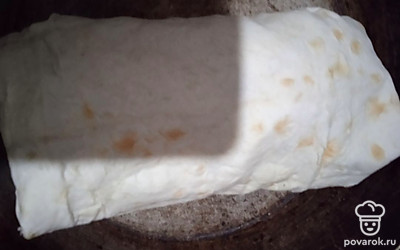 Шаурму завернуть и обжарить на сухой сковороде. 