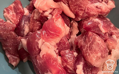 Свинину нарезаем кубиками.